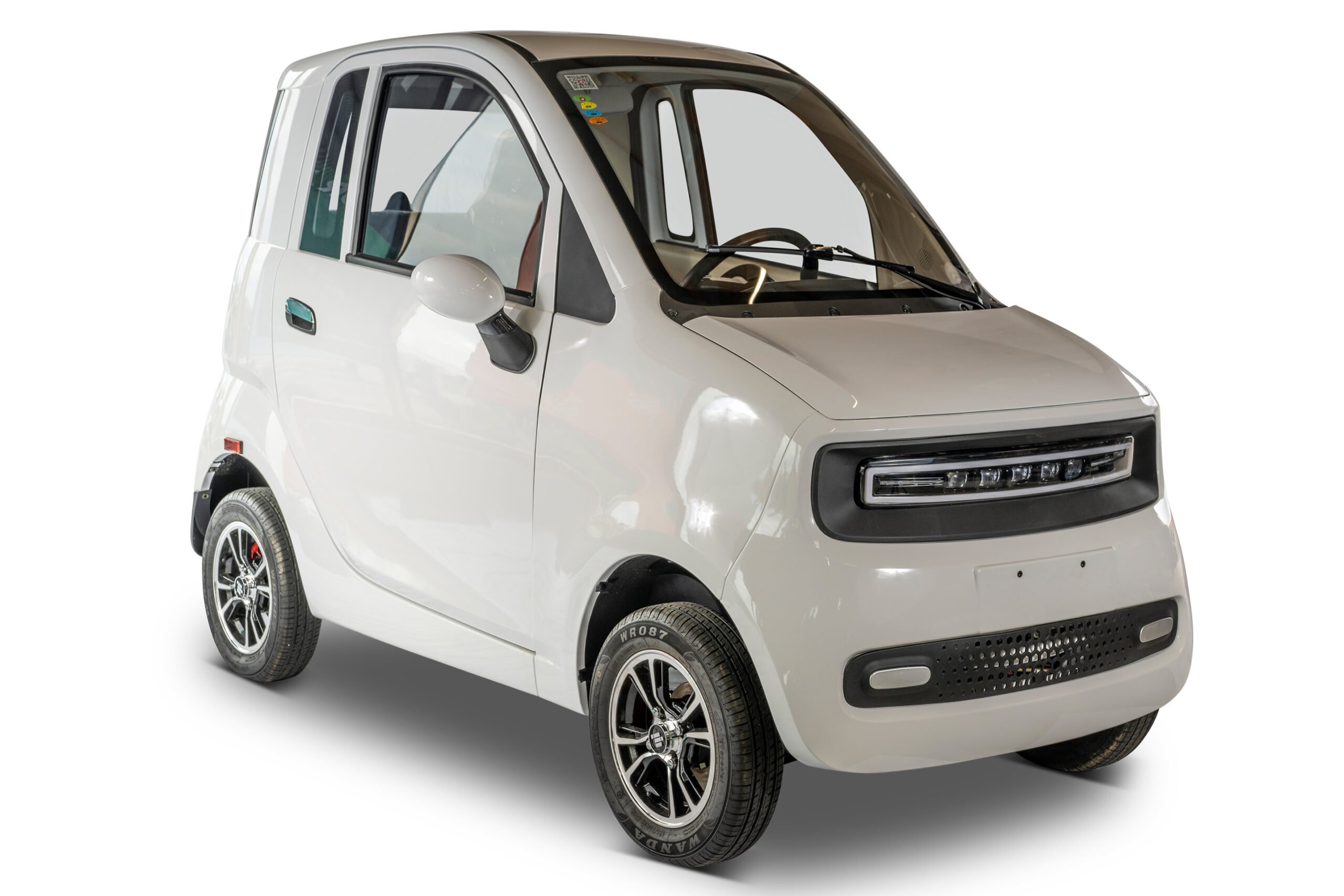 elektro-auto-nero-flux-weiss-schraeg-vorne-rechts