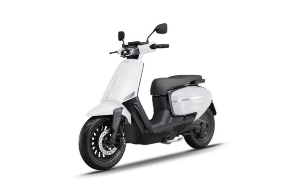 elektro-moped-nero-tennis-weiss-schraeg-links-vorne