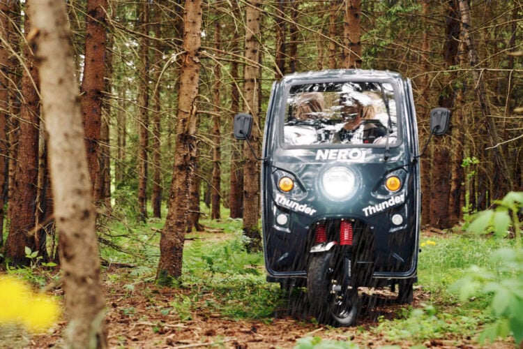 nero-thunder-mit-fahrerkabine-wettergeschuetzt-regen